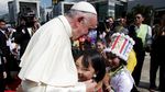 Foto: Peluk Hangat Paus Fransiskus ke Anak-anak Myanmar di Yangon