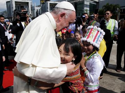 Foto: Peluk Hangat Paus Fransiskus ke Anak-anak Myanmar di Yangon