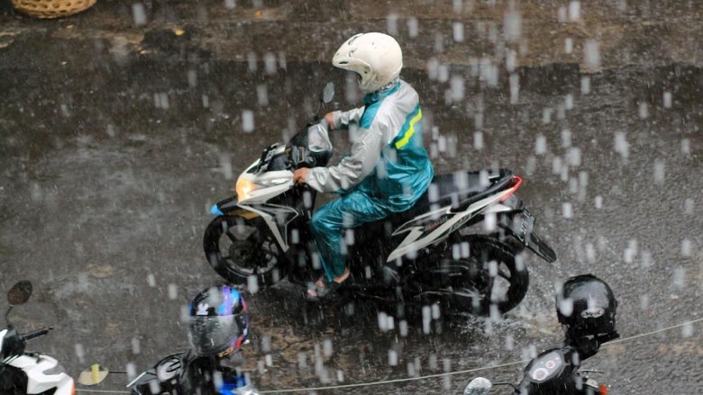 Jalanan Basah, Segera Turunkan Kecepatan Foto: detik Jalanan Basah, Segera Turunkan Kecepatan Foto: detik