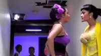 Dewi juga pernah terlibat perseteruan dengan Julia Perez pada 2013 lalu. Keduanya bertengkar sambil cakar-cakaran. Kasus ini dilanjutkan ke polisi. Foto: Screenshot Video