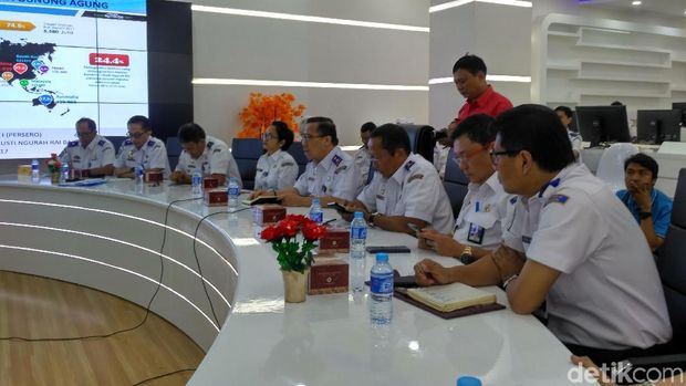  Teleconference untuk koordinasi terkait kondisi Gunung Agung di kantor Kementerian Perhubungan, Jl Medan Merdeka Barat, Jakarta Pusat, Senin (27/11/2017).