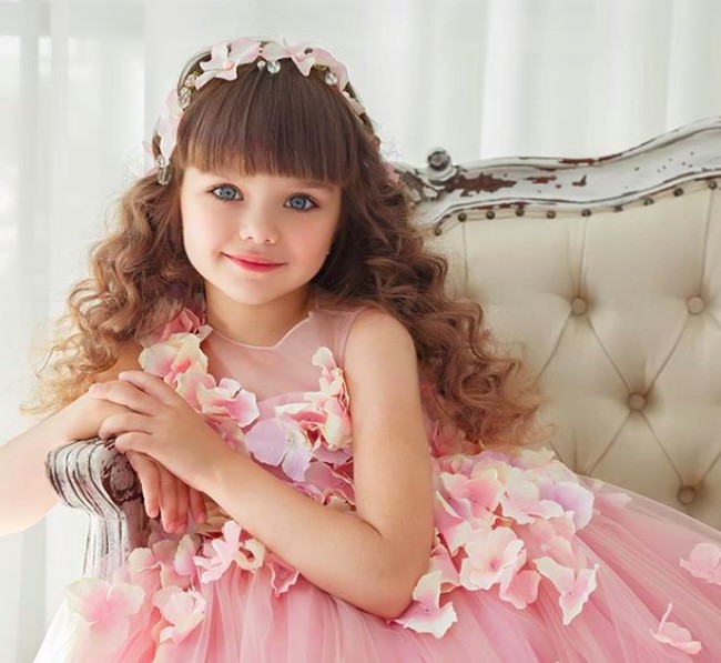 Melalui Instagram pribadinya yang dipegang oleh sang ibu dengan nama akun @anna_knyazeva_official, Anastasia selalu tampil cantik dan menakjubkan dengan gaya busananya yang stylish dan anggun. Foto: Instagram