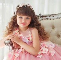 Melalui Instagram pribadinya yang dipegang oleh sang ibu dengan nama akun @anna_knyazeva_official, Anastasia selalu tampil cantik dan menakjubkan dengan gaya busananya yang stylish dan anggun. Foto: Instagram