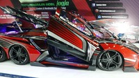 Di Final Battle IAM MBtech 2017 ini, Kupu-Kupu Malam tak mau kalah dengan menambah roda Yaris itu menjadi delapan.  Foto: Rangga Rahadiansyah
