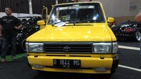 Meski sudah lebih canggih misalkan terdapat mini bar didepan mobil, monitor LCD 12 inci di tiap pintu, TV besar ditengah (LED 42 inci), PS 3, serta penambahan audio, si Kijang masih tetap asik dibawa lari. Bahkan, Roby sempat membawanya turing. Foto: Ruly Kurniawan
