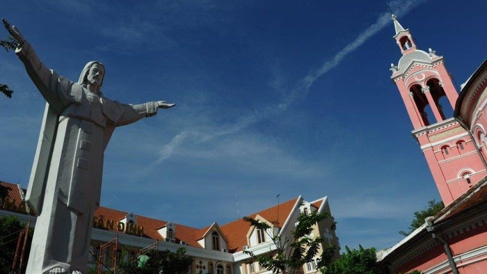Mengapa Vietnam Dorong Warga Katolik Masuk Partai Komunis?