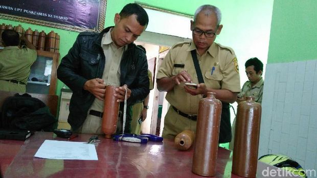 Petugas mendata botol-botol kuno