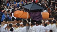 Foto: Di kota Komaki, Jepang, sebelum musim gugur akan didahului oleh Honen Matsuri aatau festival kesuburan. Imam Shinto akan memberkati sebuah kayu besar yang berbentuk kelamin pria. Kayu tersebut akan mereka tawarkan kepada para dewa sebagai ganti musim panen yang berbuah. (Courtesy Tagata Shrine)