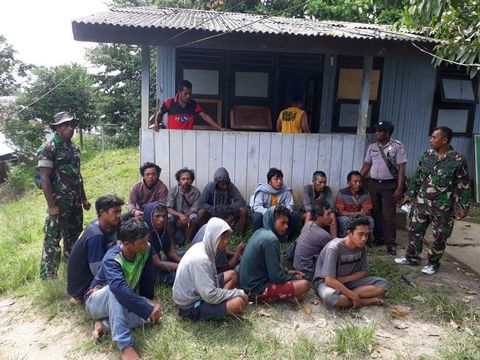 KM Lingkar berisi 17 pekerja pemasangan tower dan 9 ABK