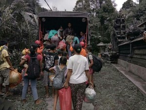 Warga di Radius 9 Km dari Gunung Agung Dievakuasi