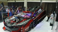 Menurut Sendy, pihaknya mempersiapkan selama sekitar satu bulan untuk mengubah Yaris modifikasi yang sebelumnya masih menggunakan enam roda menjadi roda delapan. Selain penambahan dua roda lagi, Kupu-Kupu Malam juga mengubah bodi dan cat. Foto: Rangga Rahadiansyah