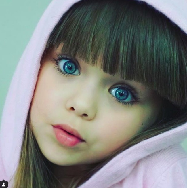 Salah satu hal yang paling menonjol dan mencuri atensi adalah bola mata yang dimiliki oleh Anastasiya. Ia memiliki mata biru yang sangat indah dan mencuri atensi.Foto: Instagram