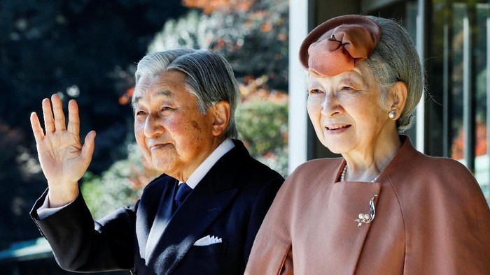 Japans Emperor Akihito (L) and Empress Michiko wave to Luxembourgs Grand Duke Henri after their meeting and welcoming ceremony for Grand Duke at the Imperial Palace in Tokyo, Japan, 27 November 2017. 　REUTERS/Kimimasa Mayama/Pool