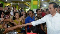 Menghadiri pesta pernikahan Kahiyang Ayu dan Bobby Nasution di Medan pada Sabtu, 25 November 2017, Presiden Jokowi beserta rombongan menyempatkan diri untuk mampir ke kedai Ucok Durian. Foto: Instagram Jokowipedia