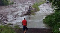 Dia meminta radius 8 hingga 10 Km dari puncak kawah harus kosong dari aktivitas masyarakat. Foto diambil Senin (27/11) (Foto: Instagram Humas BNPB sutopopurwo) 
