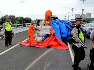 Pecah Ban, Mobil Pikap Terguling di Tol Grogol