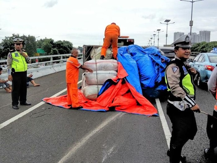 Pecah Ban, Mobil Pikap Terguling di Tol Grogol