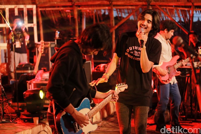 Sheila On 7 saat tampil di acara Kulfest 2017.
