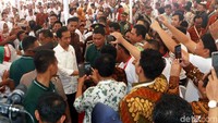 Jokowi menyapa petani dan warga.