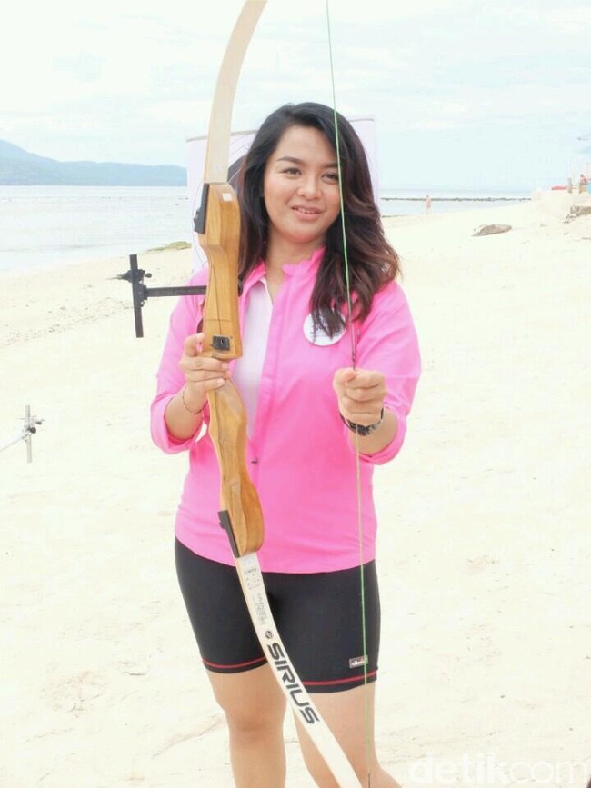 Sedikit banyak pasti lebih sulit, karena kalau kita udah di atas tapi kita diem aja nanti yang lainnya teman-temannya pada nyusul. Lawan kita kan juga selalu ganti terus, jadi kita harus terus berlatih tingkatin performa, cerita Dinda saat ditemui di acara Marina Beauty Journey di Vila Ombak Resort, Lombok. Foto: Anggi Mayasari/Wolipop