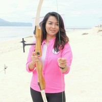 Sedikit banyak pasti lebih sulit, karena kalau kita udah di atas tapi kita diem aja nanti yang lainnya teman-temannya pada nyusul. Lawan kita kan juga selalu ganti terus, jadi kita harus terus berlatih tingkatin performa, cerita Dinda saat ditemui di acara Marina Beauty Journey di Vila Ombak Resort, Lombok. Foto: Anggi Mayasari/Wolipop