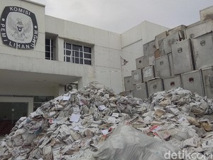 Menggunung, Kotak Suara di KPU Karawang Ditawar Bos Limbah