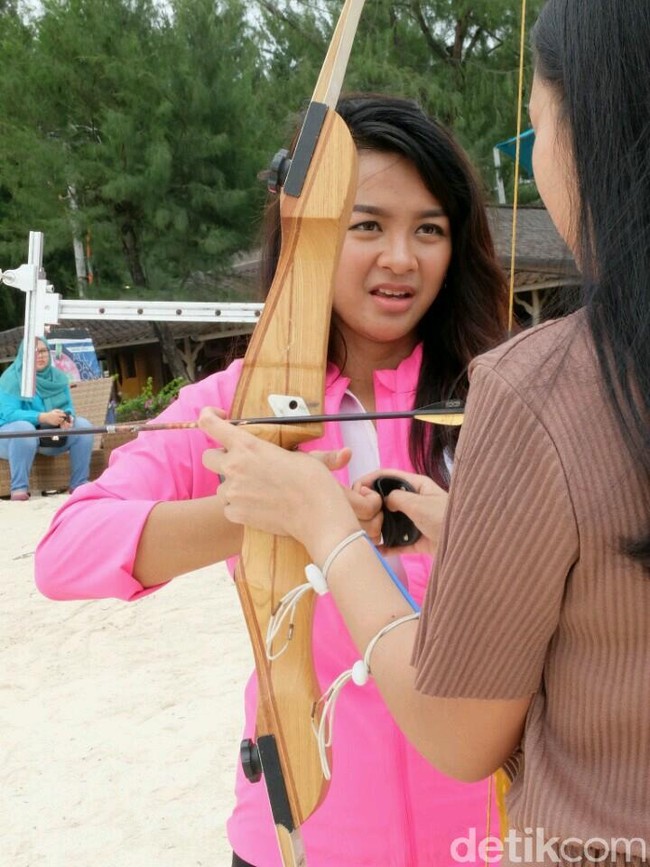 Dinda mulai belajar teknik olahraga panahan dan ikut kejuaraan sejak dirinya berusia tujuh tahun. Pada mulanya, ia menggeluti panahan karena dorongan dari orangtuanya yang juga merupakan atlet panahan. Foto: Anggi Mayasari/Wolipop