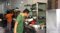 Tempat meracik di bagian depan ini berupa panci besar berisi kaldu bebek. Sang pemilik meracik memotong daging bebek yang super empuk saat akan disajikan. Foto: Odilia Winneke