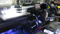Agar lebih asik dan stabil dalam menjalankan semua fungsi tambahan di dalam mobil, Kijang kuning tersebut telah disematkan 2 aki dan suspensi tambahan. Hasilnya, mobil tidak terlalu banyak masalah pada hal peforma. Foto: Ruly Kurniawan