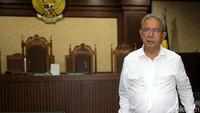 Dudung meninggalkan ruang sidang usai divonis 4 tahun 8 bulan penjara dan denda Rp 250 juta subsider 3 bulan kurungan.