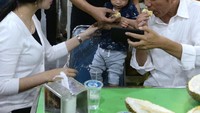 Tampak Jan Ethes sedang fokus melihat handphone sambil disuapi durian. Lucu dan ganteng ya Jan Ethes! Foto: Instagram Jokowipedia