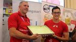 Lihat Mike Lewis Bikin Kue Yuk!