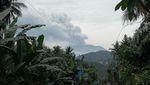 Foto Gunung Agung Terkini dengan Asap Letusan Setinggi 4 Km