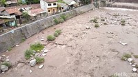 Sejak lahar dingin mengaliri sungai, anak-anak dilarang mandi, wisatawan juga tidak bisa berburu foto. (David/detikTravel)