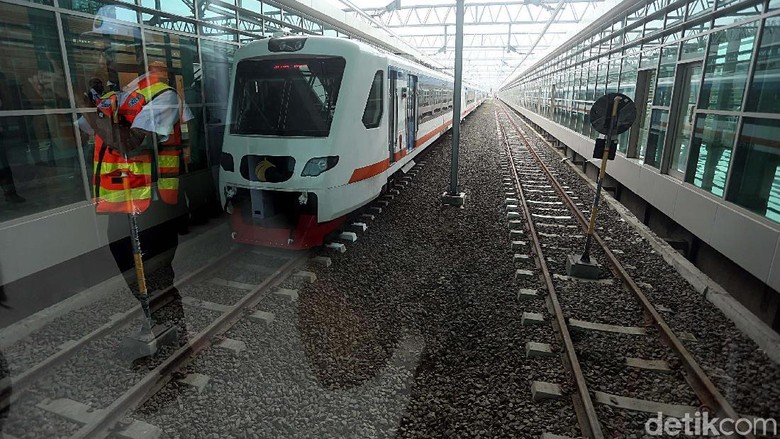 PT Railink, melakukan ujicoba kereta Bandara Soekarno-Hatta. Dari Stasiun Sudirman Baru, kereta meluncur dengan nyaman dan memakan waktu 55 menit.