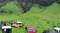 Lansekap Bukit Timur Savana terlihat sangat indah membentang di kawasan Taman Nasional Bromo Tengger Semeru (TNBTS), Probolinggo, Jawa Timur, Senin (27/11).