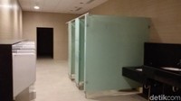Plt Kepala Dinas PUP-ESDM DIY, Muhamad Mansur yang ikut mendampingi Sultan mengatakan pembangunan toilet bertaraf internasional tersebut merogoh anggaran Rp 5,7 miliar.