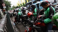 Para ojek online ini, silih berganti ngetem di depan PGC.