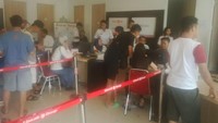 Atas penutupan itu, wisatawan yang akan keluar Bali harus mencari alternatif perjalanan darat menuju Surabaya dan terbang lewat bandara Sidoarjo.