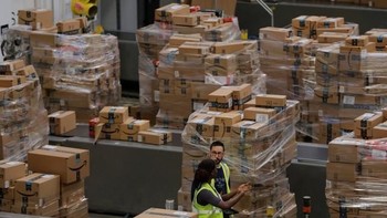 Sebagai raksasa e-commerce, Amazon mengoperasikan banyak gudang di berbagai negara. Foto: Reuters