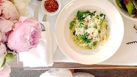 Pasta juga jadi favorit aktris 36 tahun ini. Ia melahap pasta saat makan malam di London. Foto: Instagram Meghan Markle