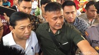 Novanto terpantau keluar dari gedung A RSCM, Jl Diponegoro, Jakarta Pusat, Selasa (28/11/2017). Dia keluar gedung bersama petugas KPK dengan pengawalan polisi. Foto: Dwi Andayani-detikcom