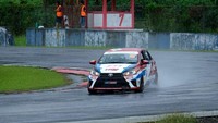 Fransiscus Soerjopranoto selaku Executive General Manager PT Toyota-Astra Motor foto bersama dua pebalap TTI, Haridarma Manoppo dan Alinka Hardianti pada seri terakhir ISSOM 2017. Pool/Toyota.