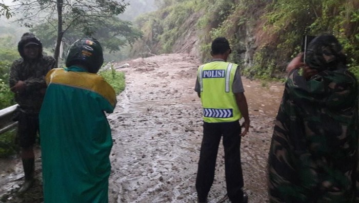 Banjir di Ponorogo Akibatkan Longsor dan Jembatan Retak
