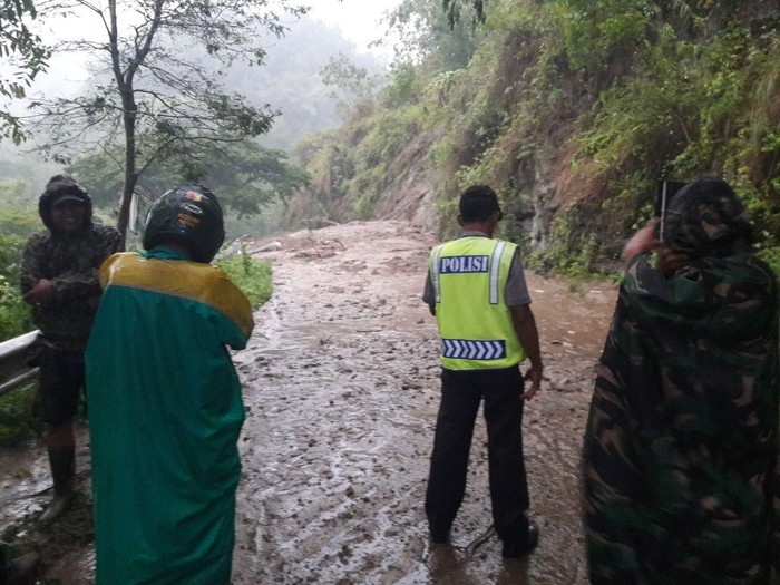 Jalur Ponorogo-Pacitan Lumpuh Tertutup Longsor