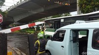 Brak! Palang pintu perlintasan kereta di samping Stasiun Duren Kalibata, Jakarta Selatan, patah ditabrak Kopaja T57.