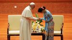 Foto: Momen Paus Fransiskus Bertemu Suu Kyi di Myanmar