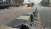Hujan deras yang terjadi sejak pagi hingga siang mengakibatkan sejumlah tempat di wilayah Yogyakarta tergenang air. Sejumlah kendaraan terjebak macet akibat banjir.  (Foto: Bagus Kurniawan)