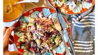 Meghan terlihat menyukai sayur. Menu makan siangnya adalah menu vegan yang kelihatan lezat dengan dressing berwarna cokelat. Foto: Instagram Meghan Markle