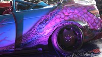 Yang membuat mobil itu tambah menarik adalah konsep balutan warna airbrush seperti percikan api yang mengeluarkan asap dibuat dari dua warna yakni biru dan pink.